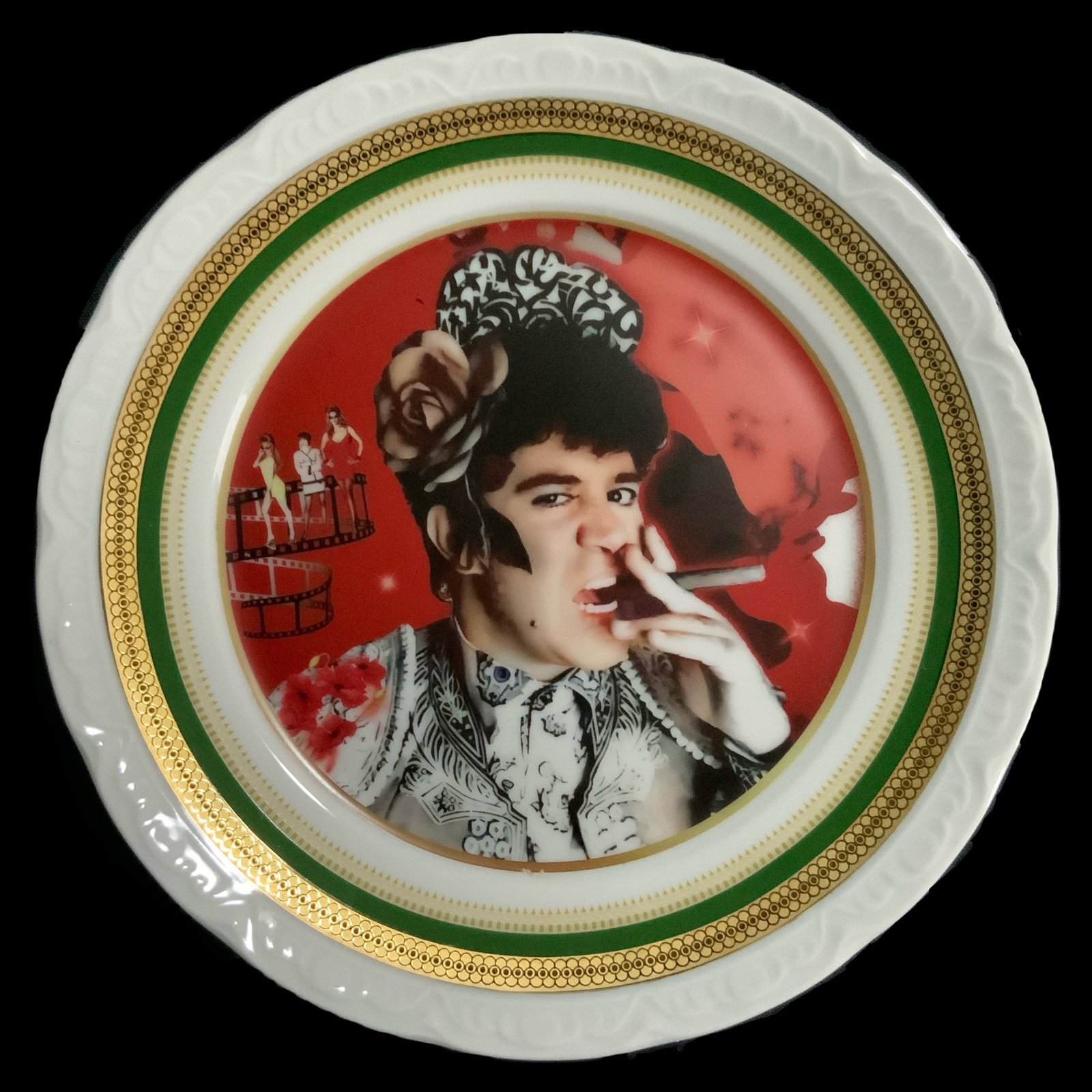 Plato decorativo Almodóvar 1 plato decorativo vintage con delicada cenefa verde y dorado, modificado con ilustración/collage inspirado en Pedro Almodóvar - smaap