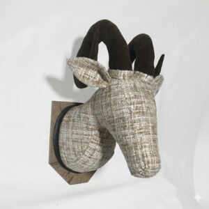 Cabeza de cabra con tejido tweed