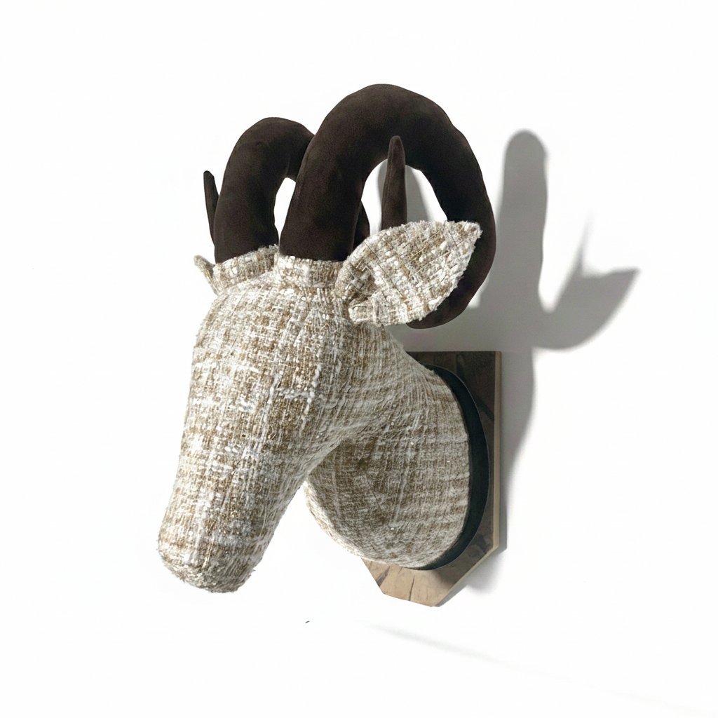 Cabeza de cabra con tejido tweed 2 cabeza de tela cabra tejido tweed vista lateral izquierdo