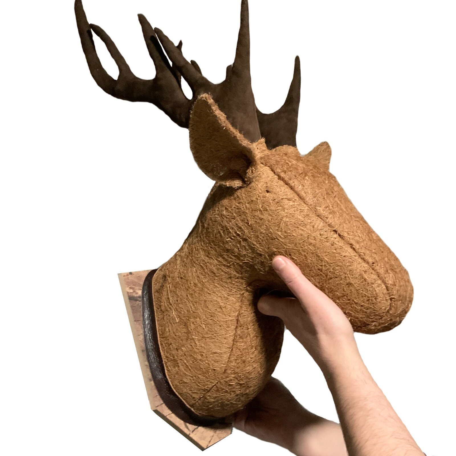 Cabeza de ciervo realizada con fibra de coco 4 cabeza de ciervo artesanal, arte textil decorativo, decoracion de pared, cabezas de animales en textil
