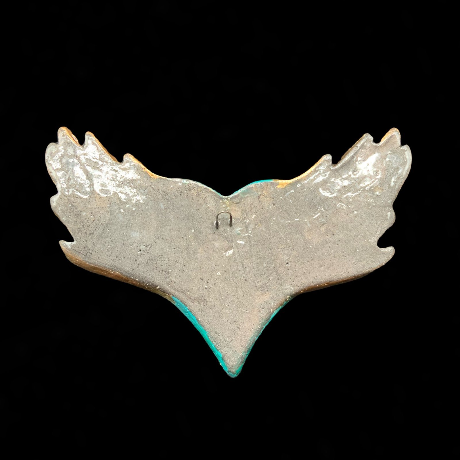 Corazón decorativo verde con alas 2 detalle parte trasera y enganche