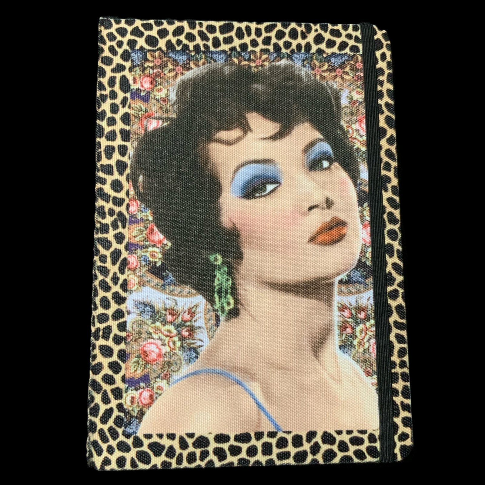 Libreta Sara Montiel 1 libreta bloc, Sara Montiel, tapas rígidas elaboradas en suave tejido rpet de plástico reciclado, ligera, y respetuosa con el medio ambiente 100 hojas