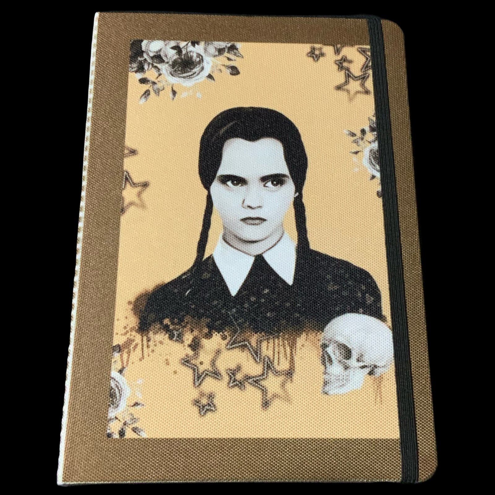 Libreta Wednesday 1 bloc de notas, tapas rígidas elaboradas en suave tejido rpet de plástico reciclado, ligera, divertida y respetuosa con el medio ambiente 100 hojas inspirada en Wednesday addams