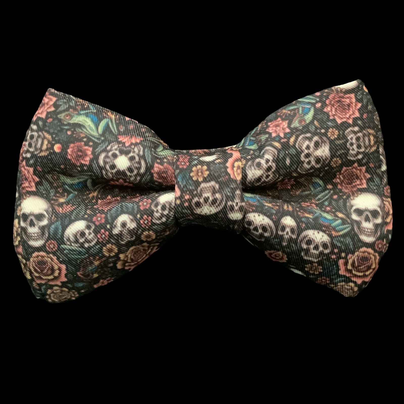 Pajarita calaveras y rosas 1 Modelo Calaveras y Rosas, Nuestras pajaritas son únicas y exclusivas hechas a mano en nuestro taller de manera artesanal - PAJARITAS SMAAP