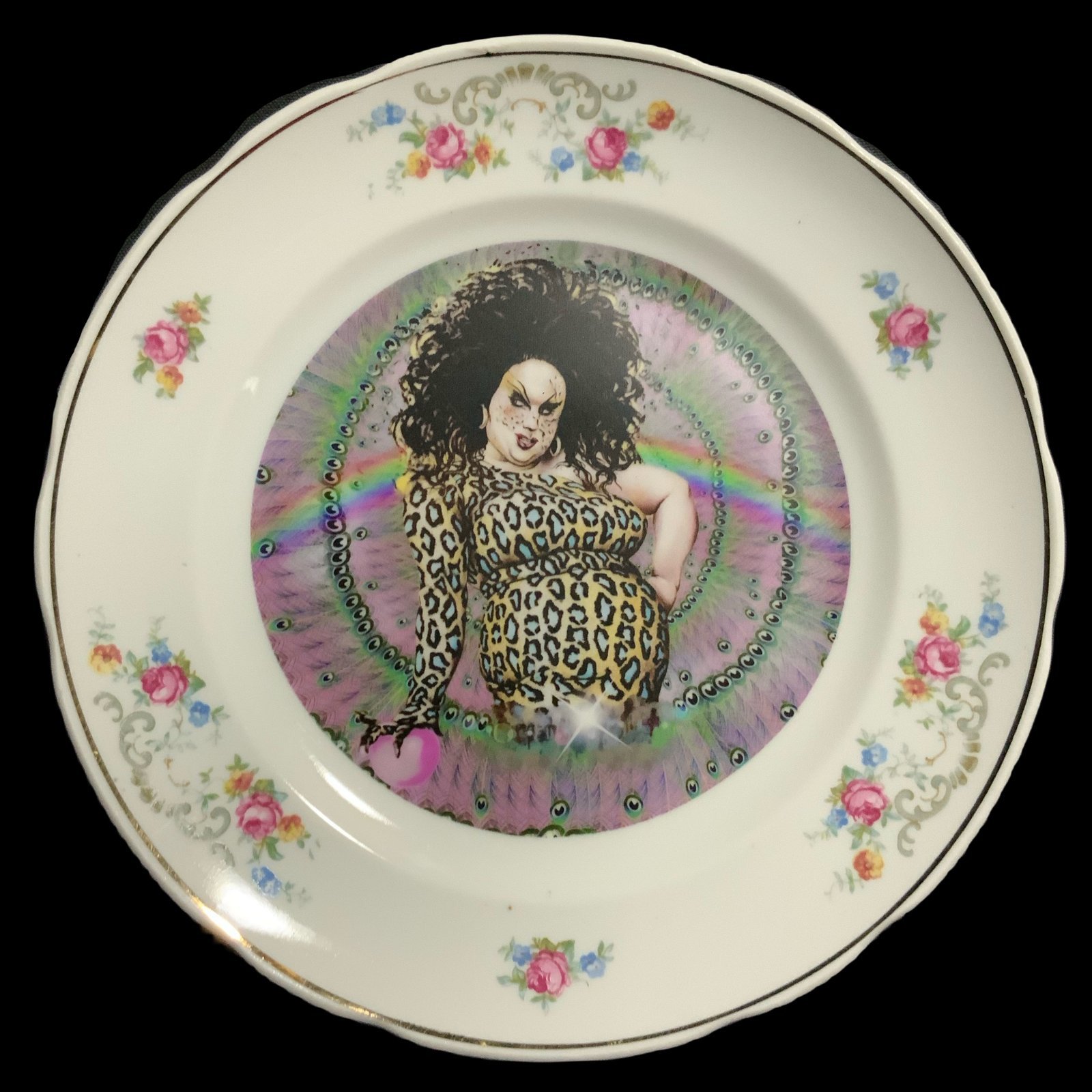 Plato decorativo Divine 1 plato decorativo vintage con delicadas flores y filo dorado, modificado e inspirado en la mítica drag Divine - decoracion diferente - smaap