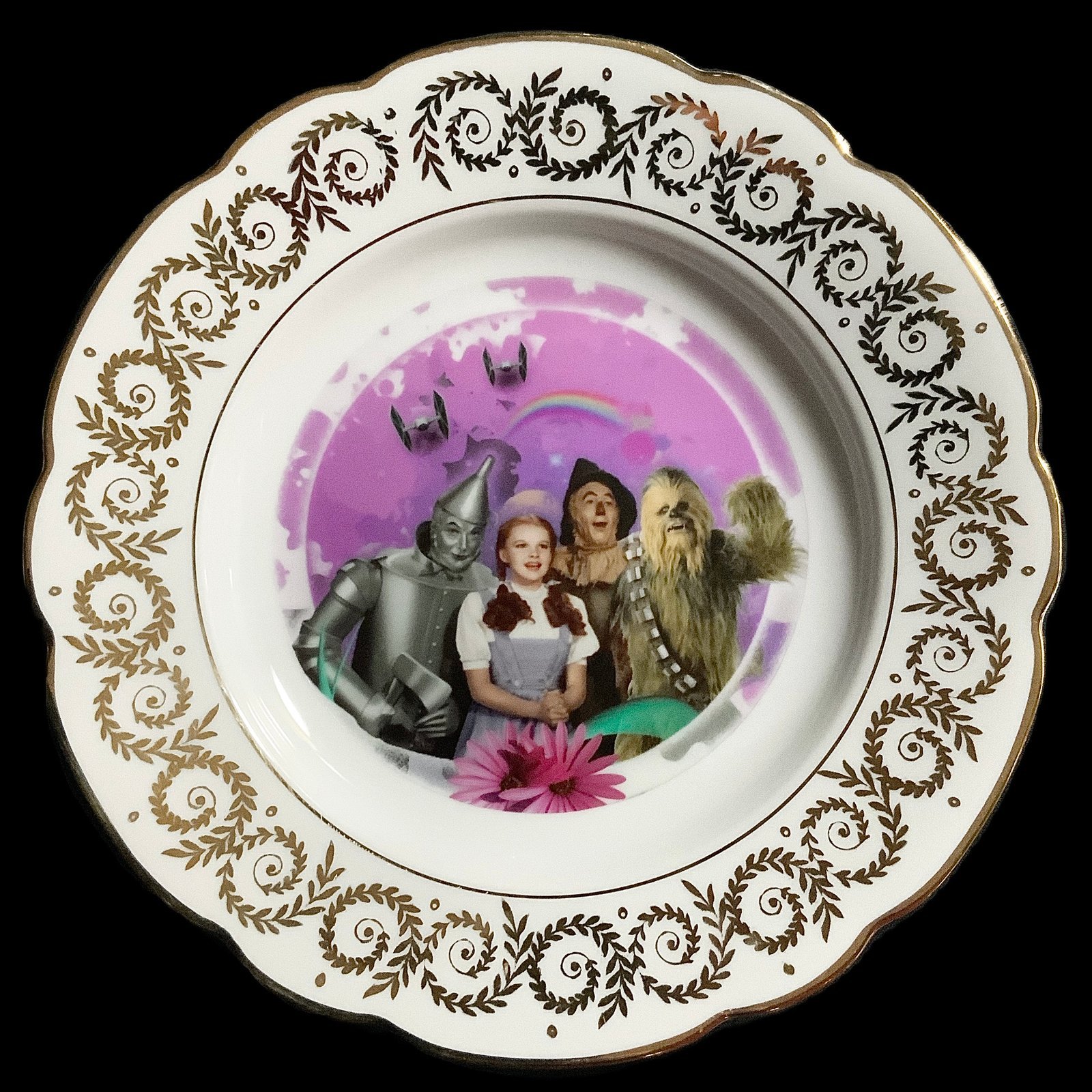 Plato decorativo Chewbacca visita Oz 1 plato decorativo con delicada cenefa y filo dorado, modificado con ilustración/collage inspirado en Chewbacca en Oz - decoracion - smaap