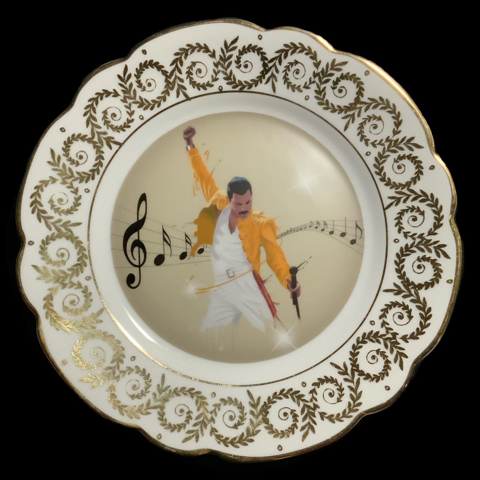 Plato decorativo Freddie Mercury 1 plato decorativo con con cenefa y filo dorado, modificado con ilustración/collage inspirado en freddie mercury - decoracion -smaap