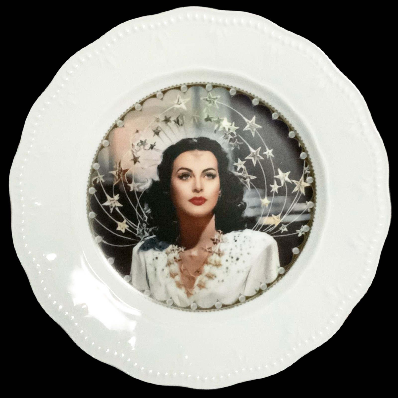 Plato decorativo Hedy Lamarr 1 plato vintage con delicado filo dorado, modificado con ilustración/collage de diseño propio inspirado en Hedy Lamarr - smaap