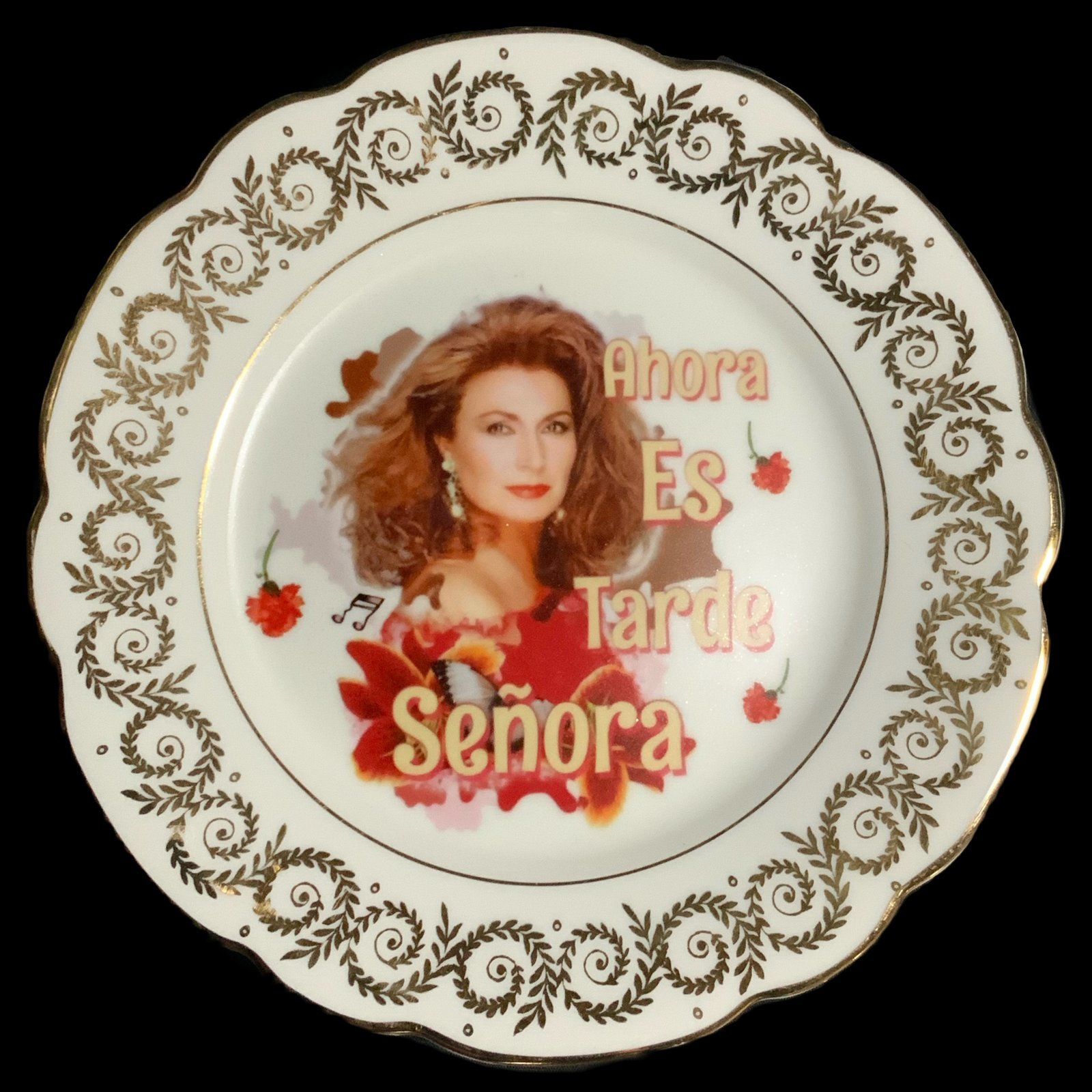 Plato decorativo Rocio Jurado 1 plato vintage con cenefa y delicado filo dorado, modificado e inspirado en la gran rocio jurado - decoracion diferente - smaap