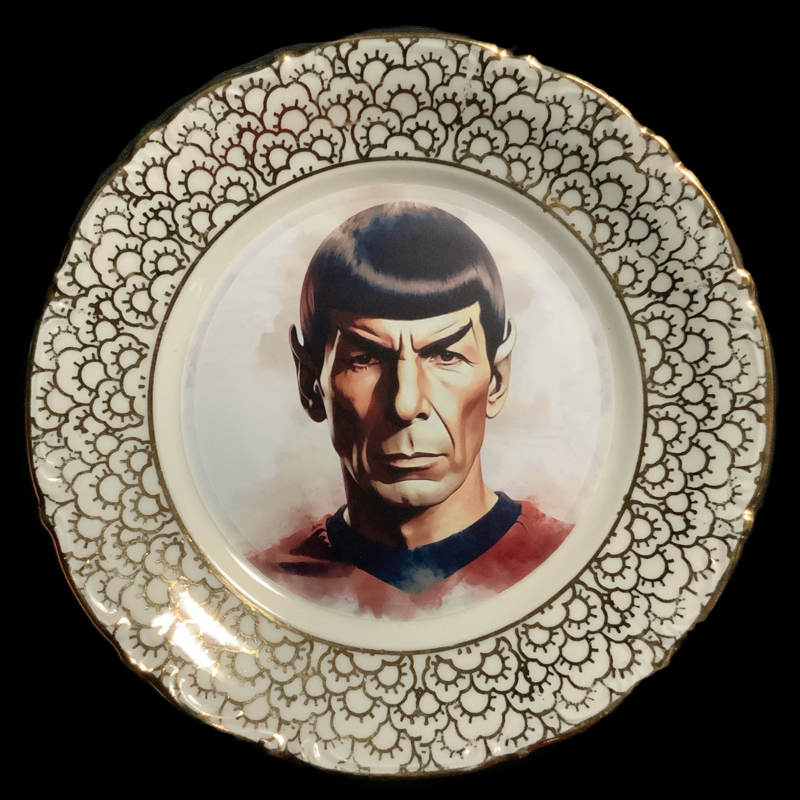 Plato decorativo Spock 1 plato decorativo con con cenefa y filo dorados, modificado con ilustración/collage inspirado en Spock - decoracion - smaap