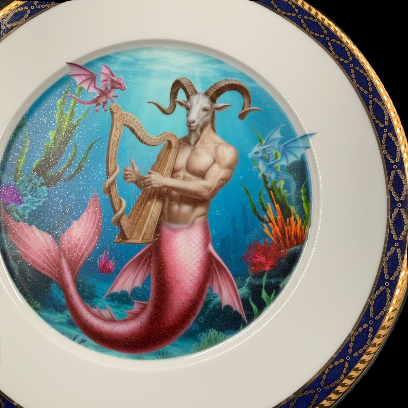 Plato decorativo tritón montés 2 Plato Decorativo Triton Montes, primer plano - decoracion smaap