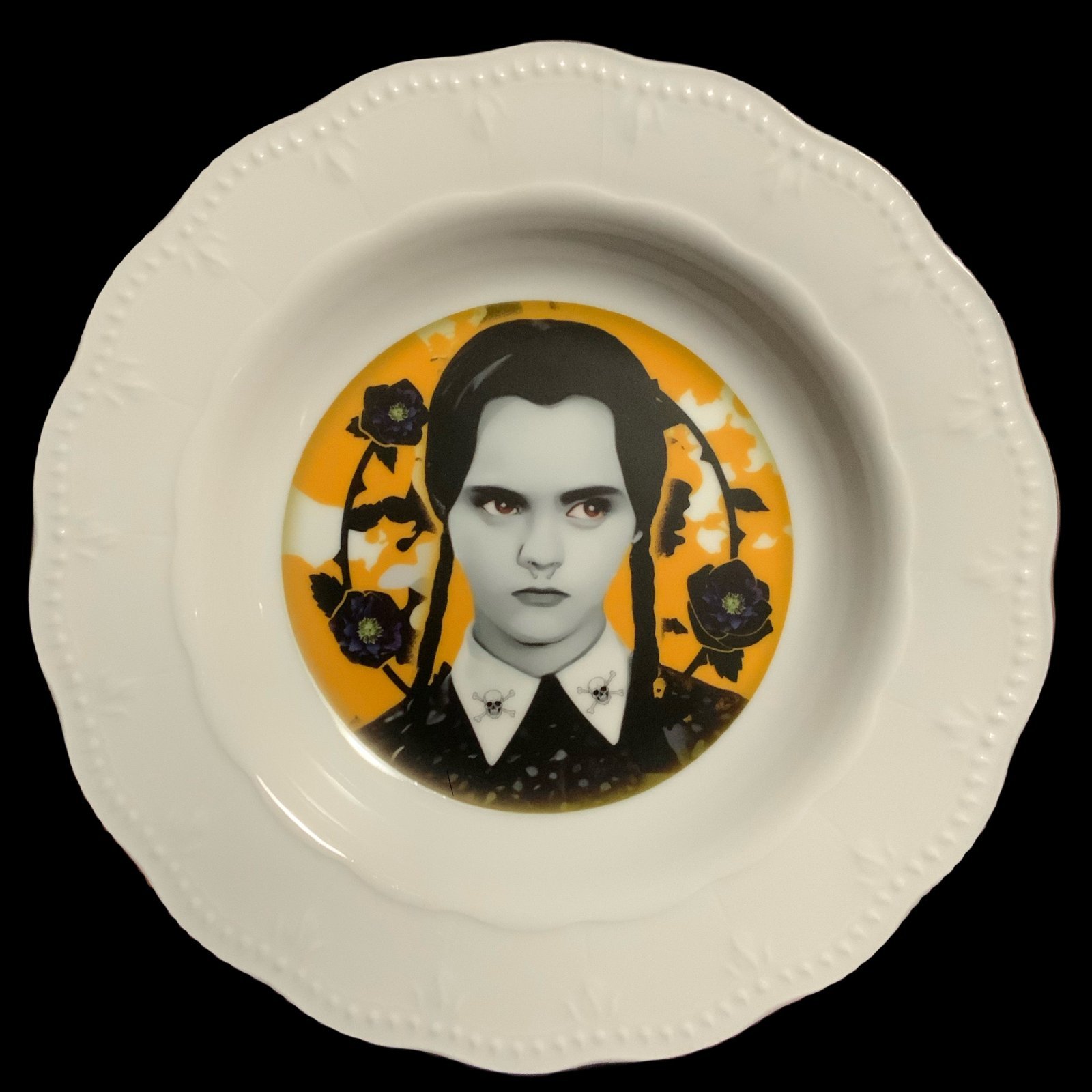 Plato decorativo Wednesday Addams 1 plato decorativo con delicado filo dorado, modificado con ilustración/collage inspirado en wednesday addams - decoracion - smaap