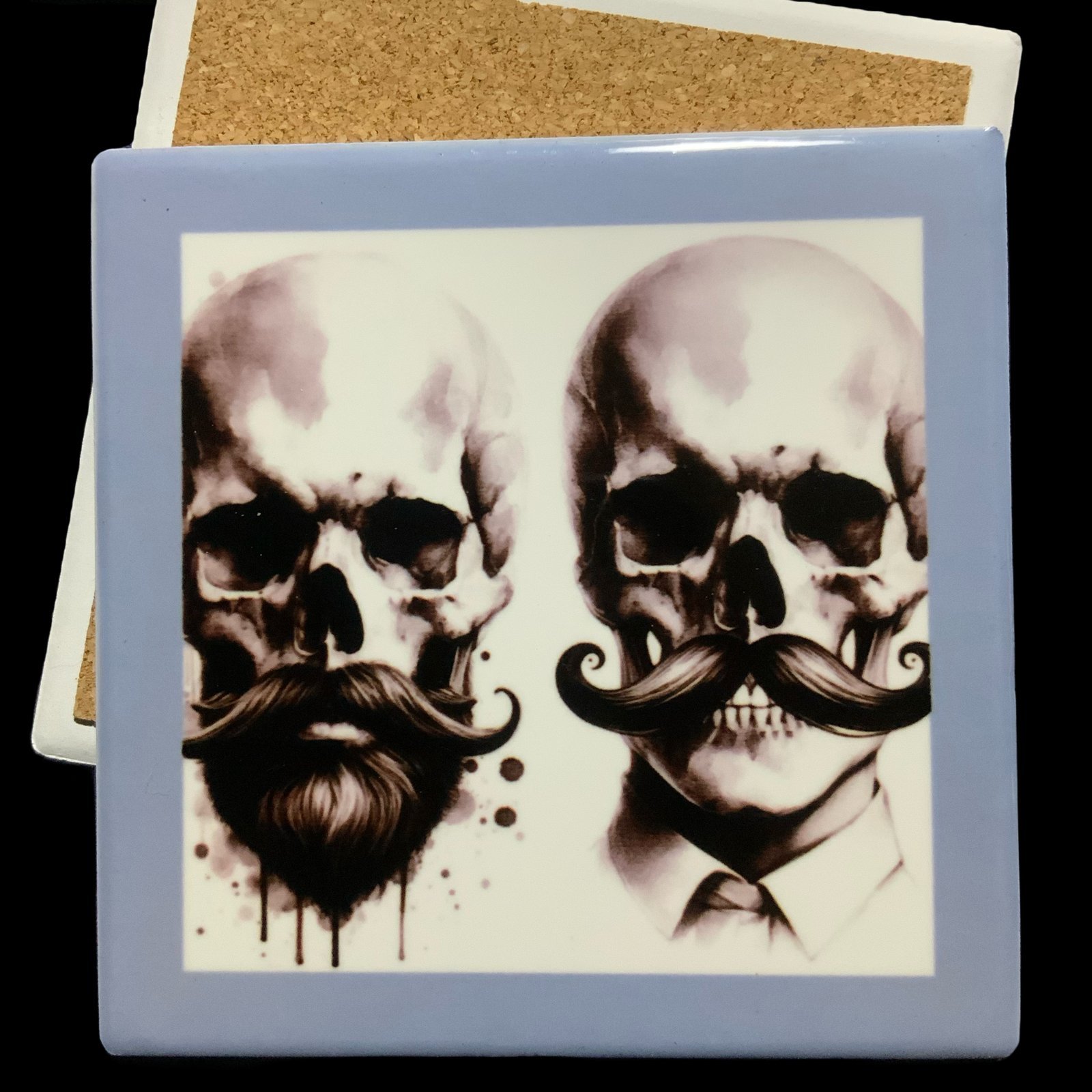 Posavasos calavera mod 3 1 Posavasos de Cerámica con ilustración de dos calaveras, una con mostacho y otra con barba - colección - smaap