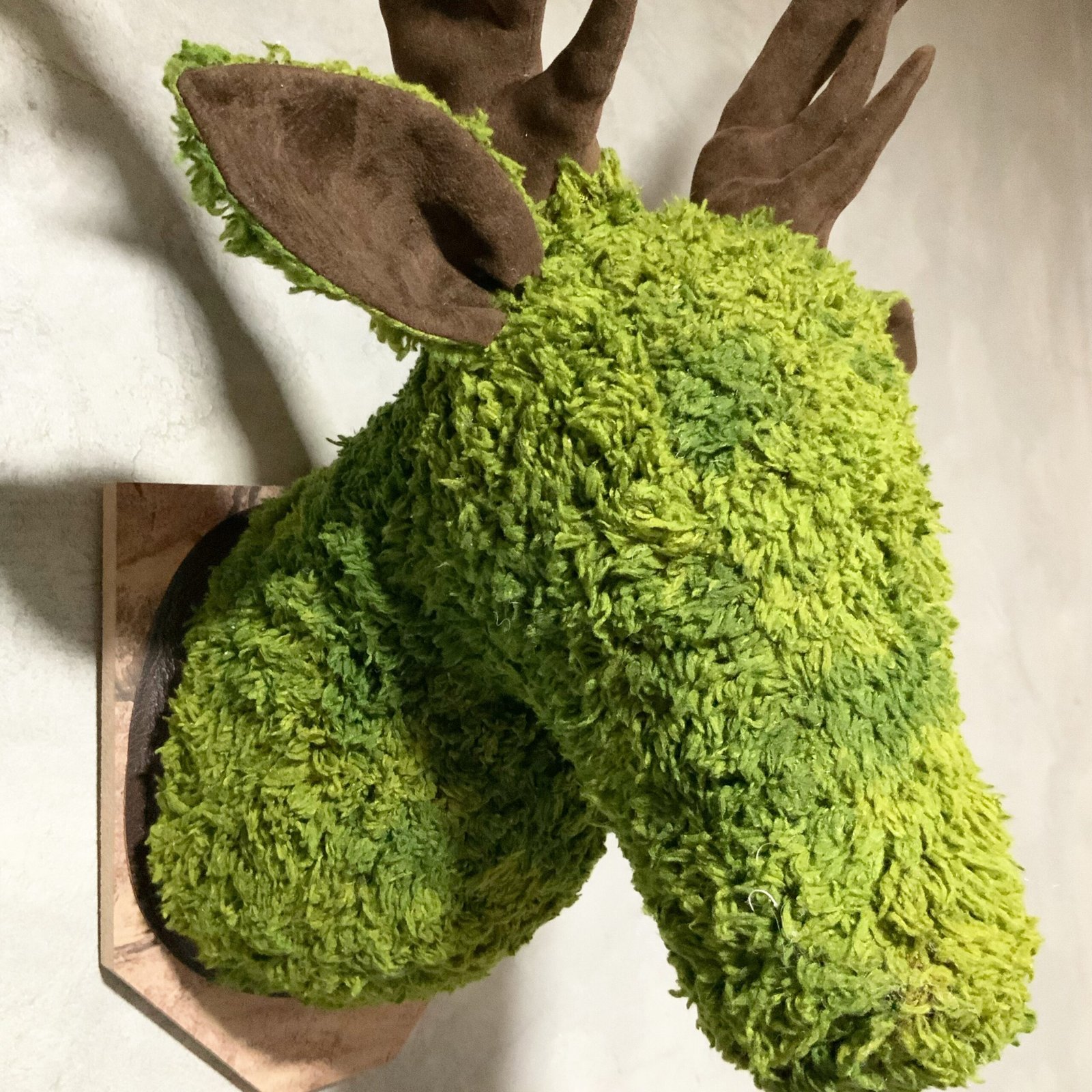 Cabeza Ciervo de Tela Efecto Musgo 4 Detalle del tejido artesanal efecto musgo en ciervo de tela - arte textil - smaap