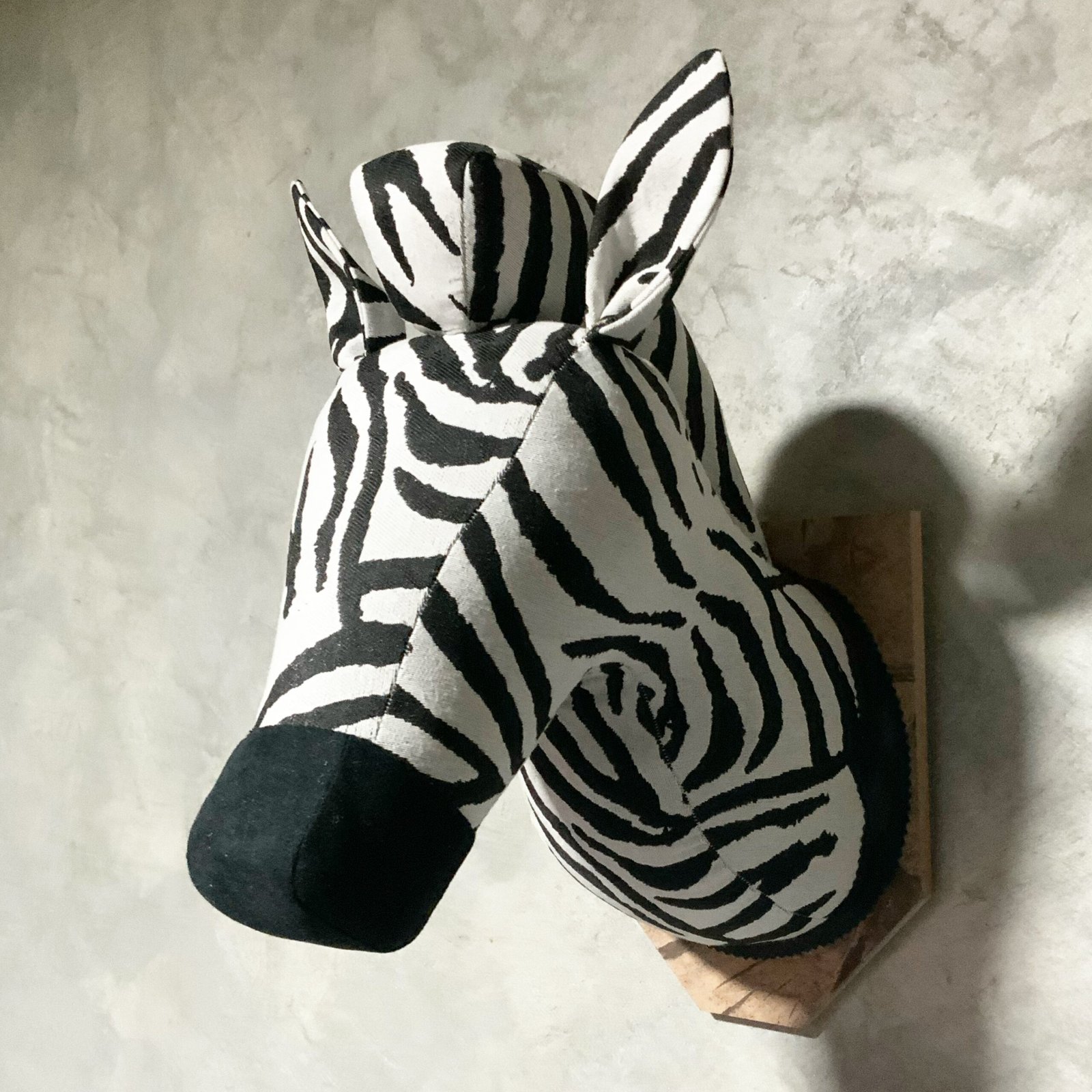 Cabeza de cebra de tela 2 Perfil izquierdo cabeza de cebra textil hecha a mano - arte textil - smaap